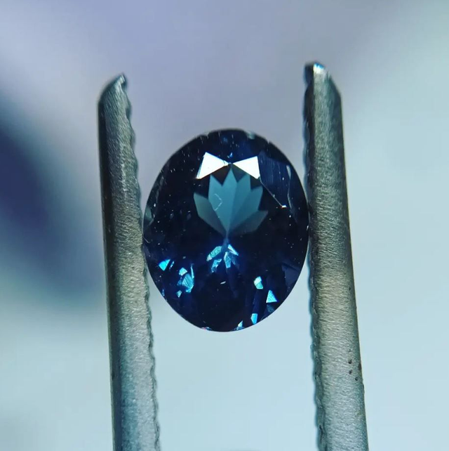 Spinelle bleu de 0,895 carat de taille Ovale