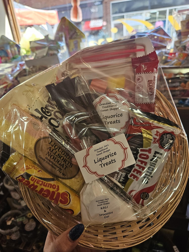 Liquorice hamper round 