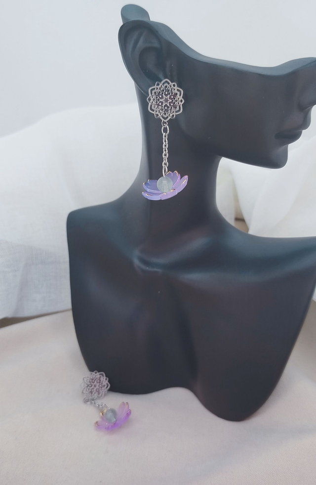 Clous d'oreilles fleur en acier inoxydable, ornés d'une fleur acrylique et pierre naturelle fluorite.