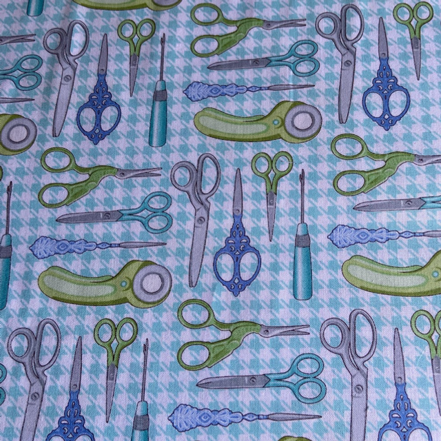 35 cm Patchworkstoff „Schere und Rollschneider“