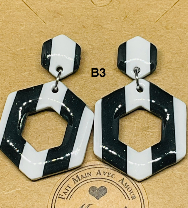 Boucles d’oreilles pendantes  en pâte polymère et resineUV ;PUCES argentées ou dorées en acier inoxydable 