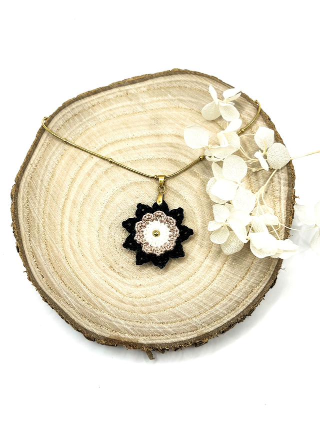Collier avec pendentif Corolle ~ M ~ Noir / Blanc