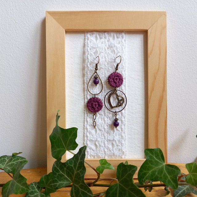 Boucles d'oreille asymétriques Des gouttes de bonheur - Aubergine