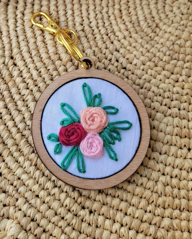 Porte clé brodé main fleurie