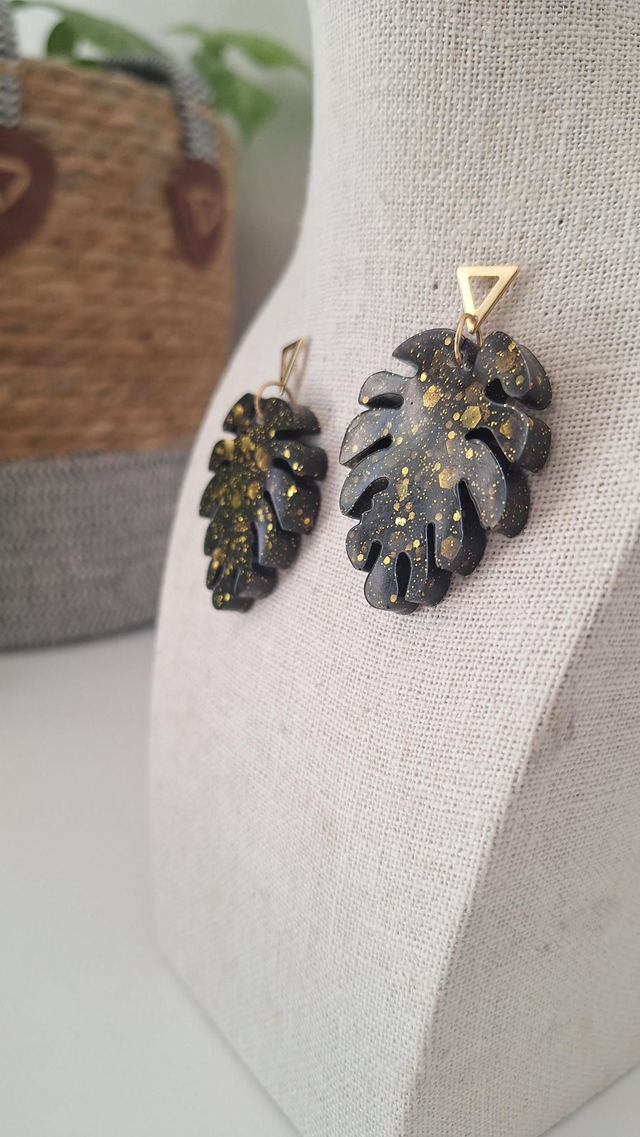 Boucles oreilles fleurs noires et paillettes dorées/ triangles dorés