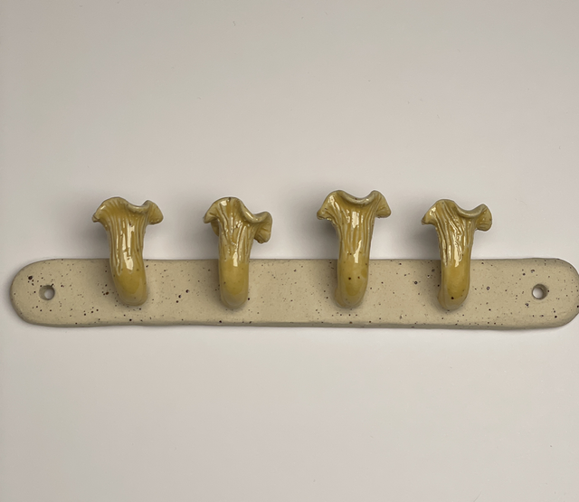 Hook rail, Four Chanterelles