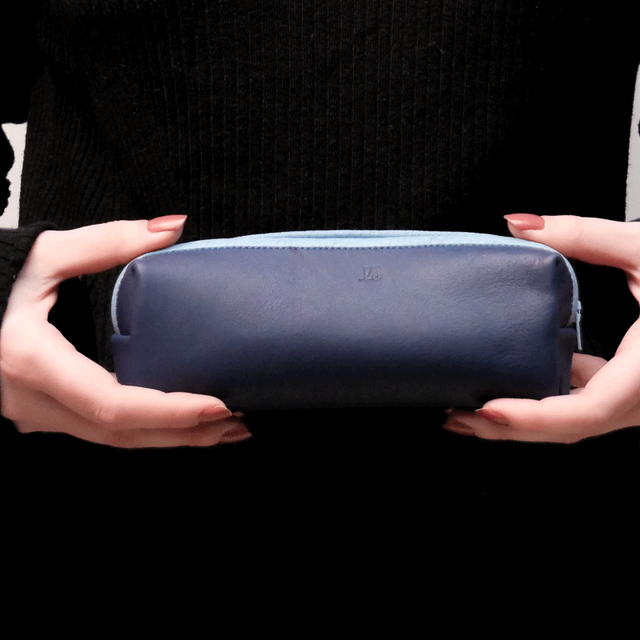 Trousse en cuir bleue foncé liseré cuir bleu clair