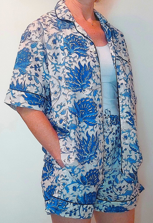 Pyjama court en coton indien – Imprimé floral artisanal – Fait main - Slow fashion - Bleu sur blanc