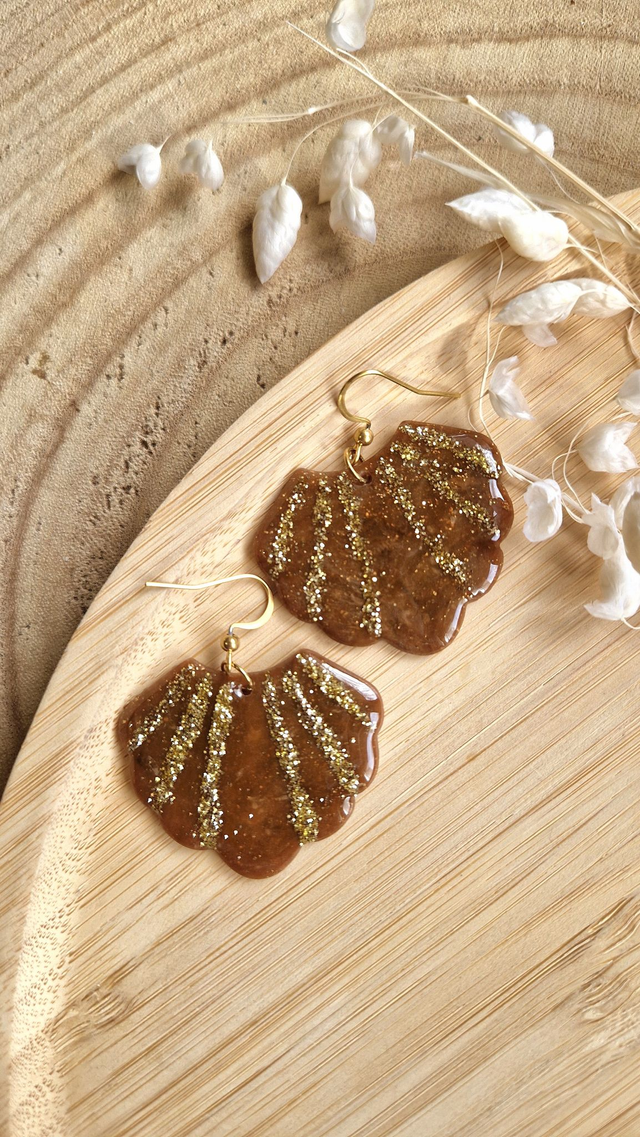 Prestigieuse marron translucide – Boucles d’oreilles artisanales en pâte polymère et résine 
