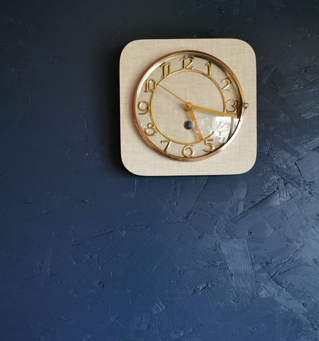 Horloge formica vintage pendule murale silencieuse carrée "Jaune pâle"