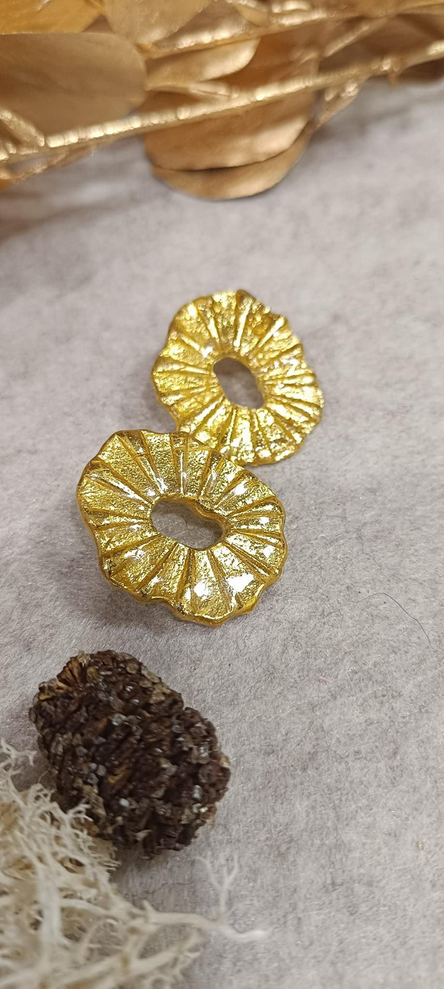 Grosses puces dorées