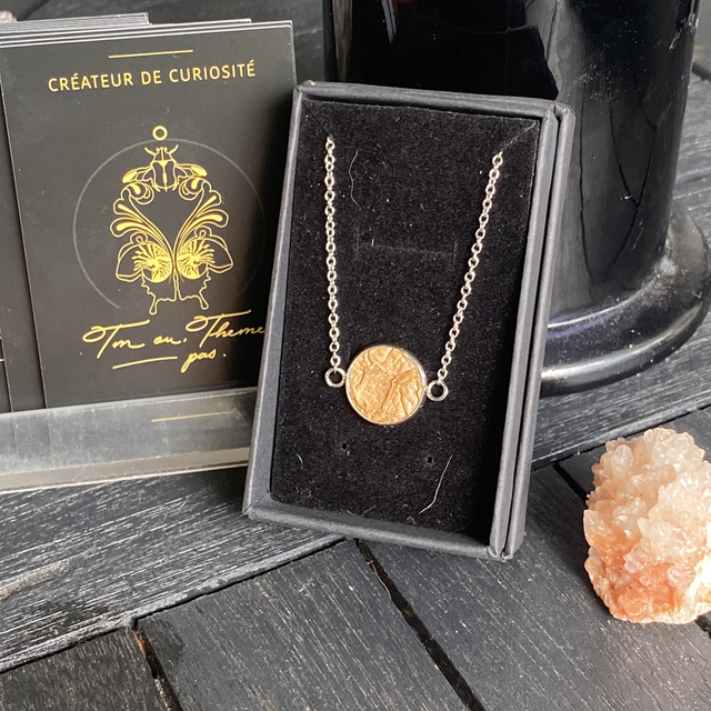 Bracelet et cuir de saumon, teinté or