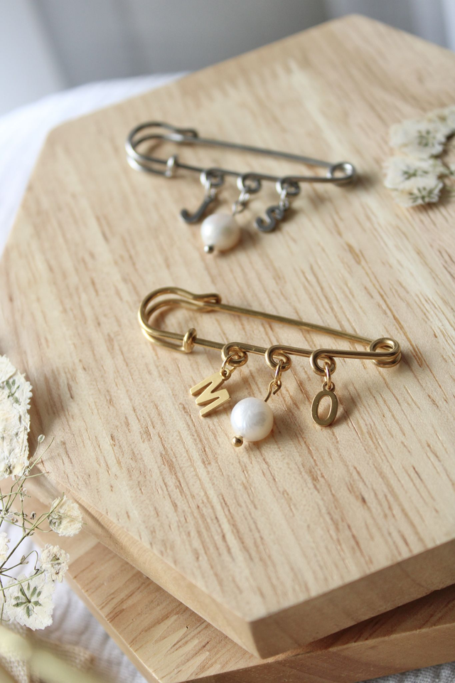 Broche personnalisée - Perle et lettres 