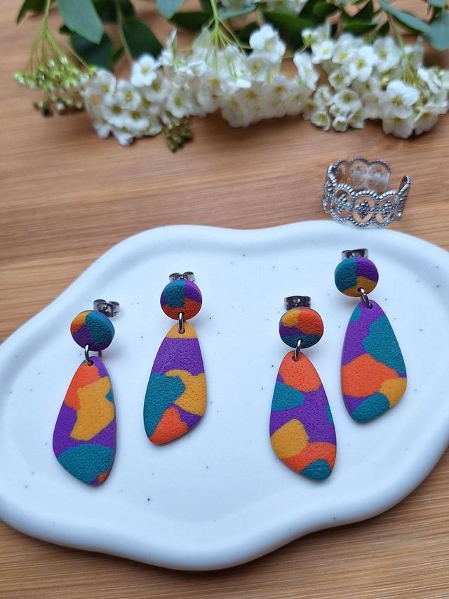 Tess - Explosion de couleurs (fond violet)