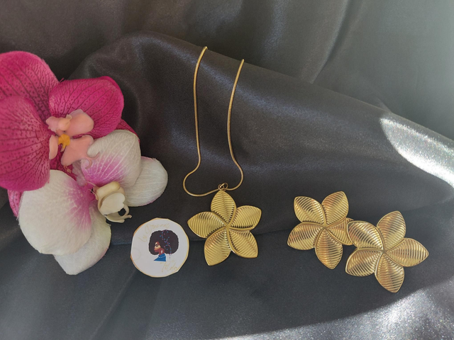 Parure Tiaré ( boucles+ collier)