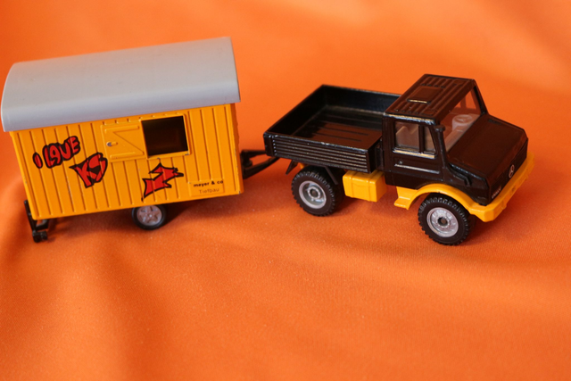 Siku 2533 Unimog mit Baustellenanhänger