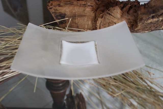 o4 Schale konvex gewölbt . quadratischer Akzent in Weiß . tk o o22019 01 