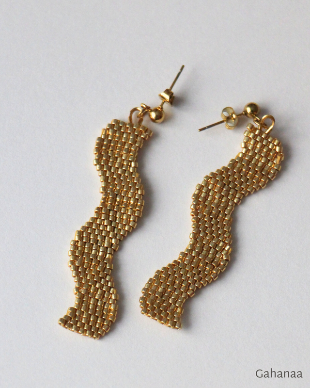 Camille, boucles d'oreilles pendant vague, couleur dorée