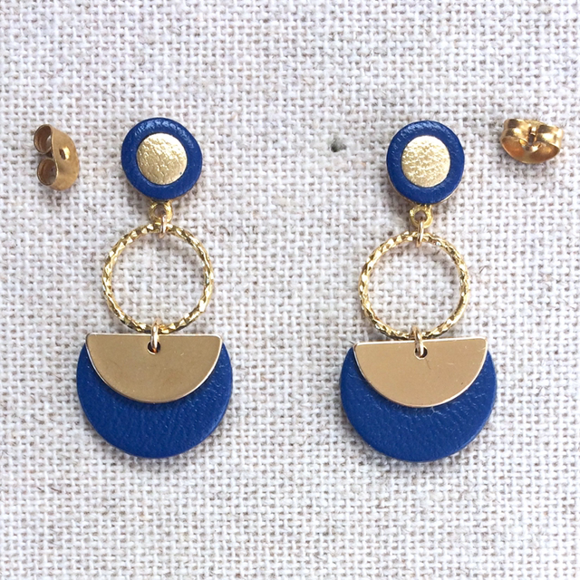 Boucles d’oreilles « Roll » dorées, cuir bleu outremer