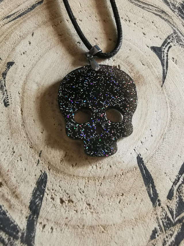 Crâne noir à paillettes
