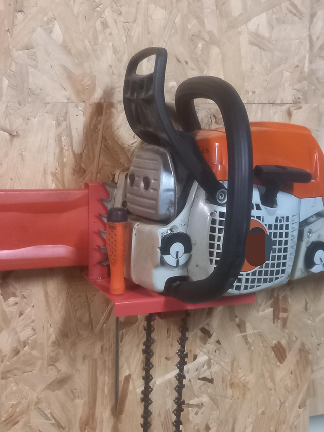 Rangement support mural tronçonneuse