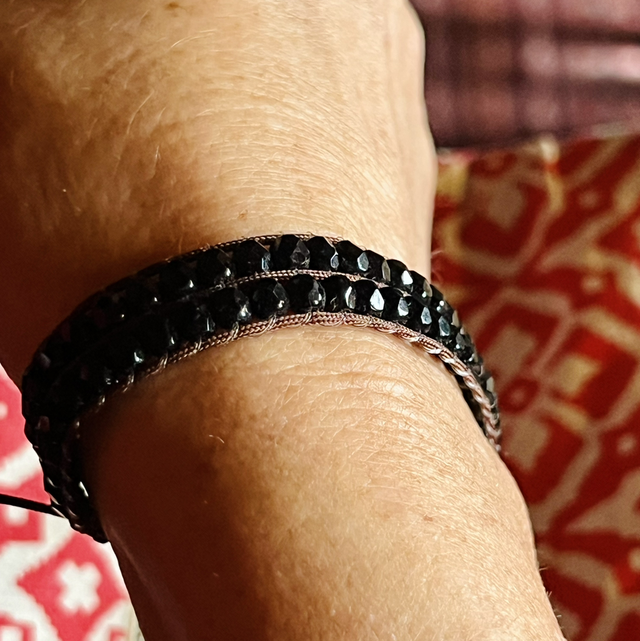 Bracelet en perles de bohème facettées noires montées sur un cordon marron. Waterproof 