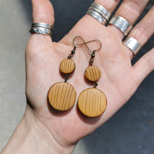 Boucles d'oreilles en Bois de Cèdre Rouge et Laiton vieilli 