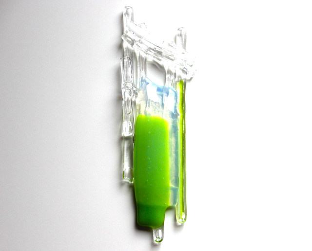 o7 Schmuckanhänger aus Glas , Farbakzent frühlingsgrün (Kiwi) . weiß . 4 x 12 cm