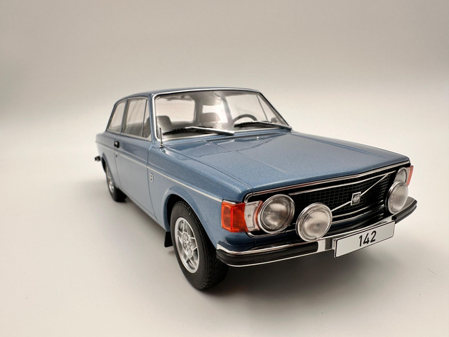 Volvo 142 - Blå 1973 - scale - 1:18
