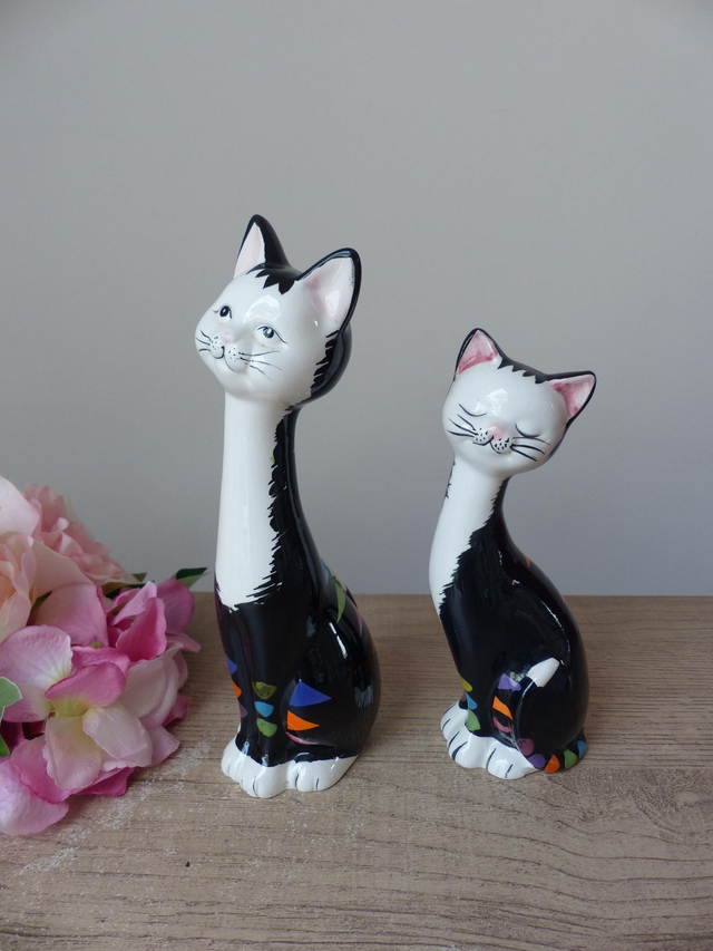 Ensemble deux chats heureux en céramique - Sculptures modernes peintes main – Chats colorés et romantiques - Décoration originale maison