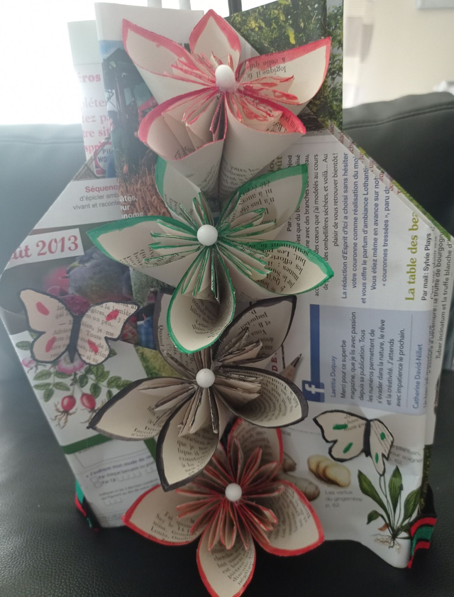 Vase fleurs rouge et verte avec papillon