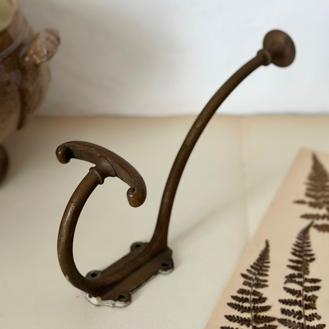 la patère en laiton patiné