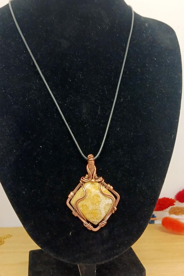 Pendentif cuivre et corail