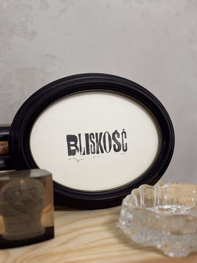 Bliskość 90/100 - linoryt w owalnej ramie vintage