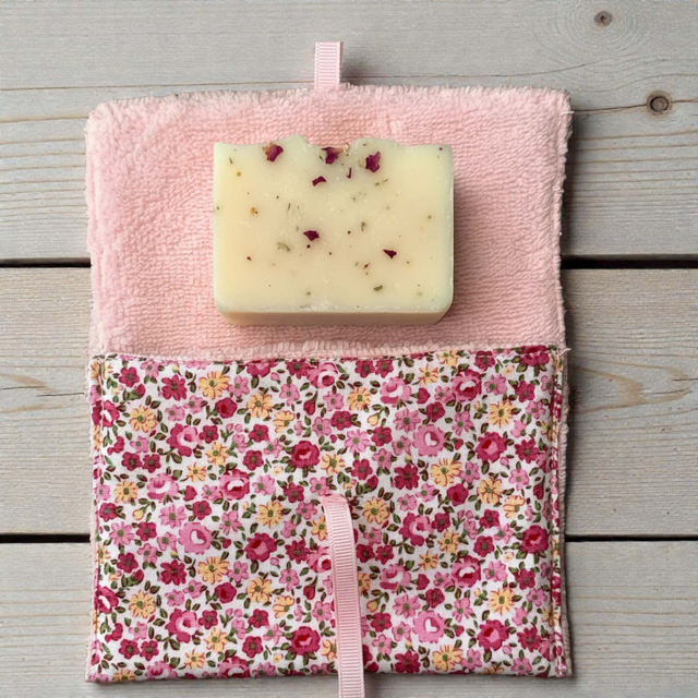 Pochette à savon en bambou et coton fleuri rose – faite main
