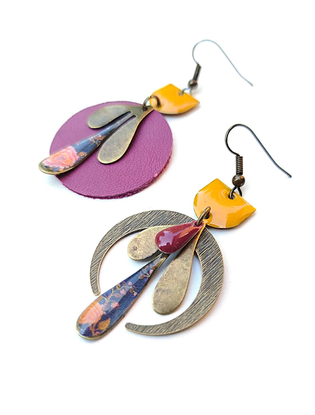 Boucles d&#039;oreilles Asymétriques Upcyclées en Chute de Cuir et Papier Recyclés - Tapisserie Florale - Collection Médiévale