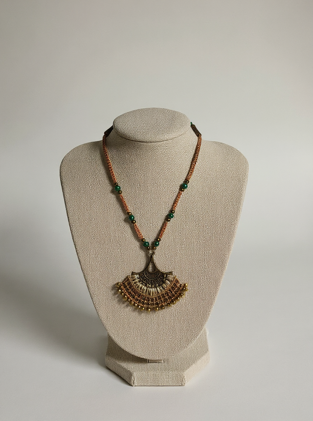 Collier malachite et pendentif bronze