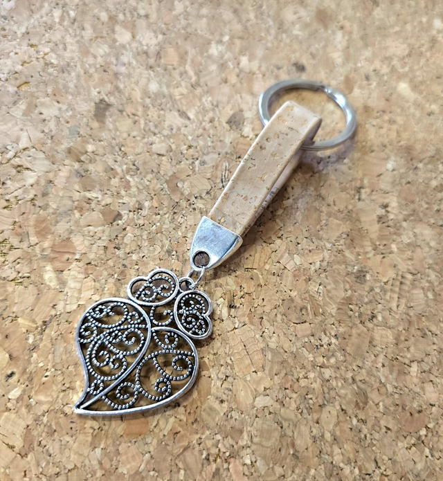 Porte-clés "Viana" en liège naturel plat et coeur filigrane