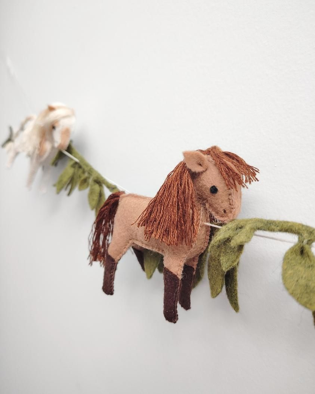 Tribu du Pré - Guirlande murale cheval