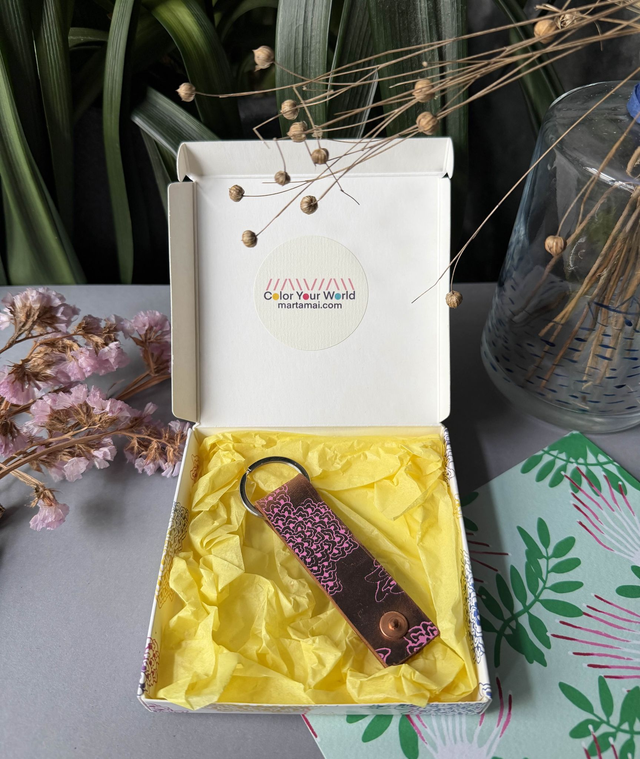 Schlüsselanhänger Rindsleder Siebdruck rosa (inkl. Geschenkbox)