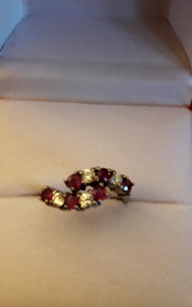 Bague rubis, zirconiums, argent. 