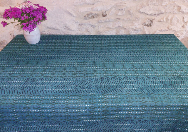 Nappe, jeté,  tissu d'ameublement brodé Kantha et imprimé à la main au blockprint, coton, teintures naturelles