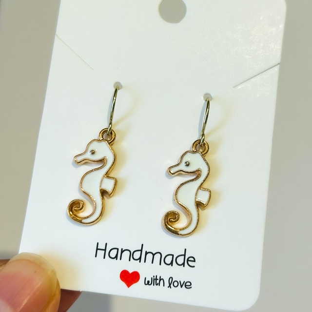 Seahorse charm earrings white and gold