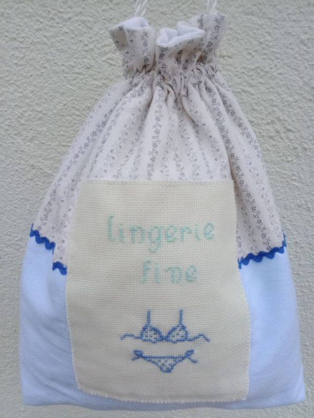Pochon sac à lingerie fait main "LINGERIE FINE" broderie coton doublé