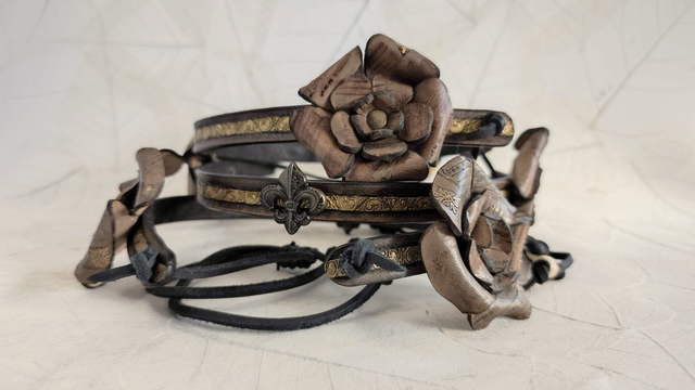 Tiare médiévale en cuir avec fleur de lys