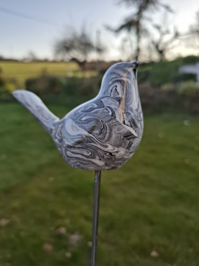 Oiseau à planter marbré gris
