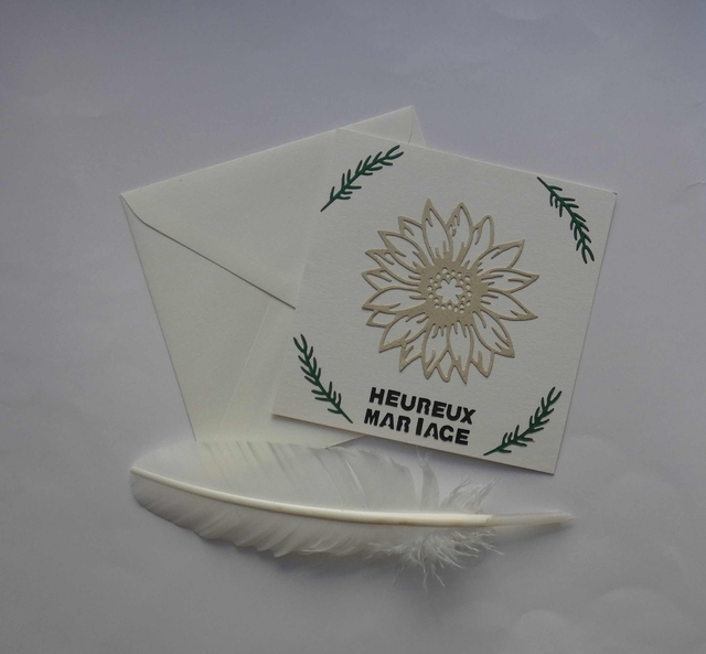 Heureux mariage avec une fleur