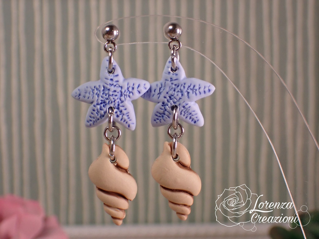 Orecchini a tema marino con conchiglie e stelle marine, azzurro e beige
