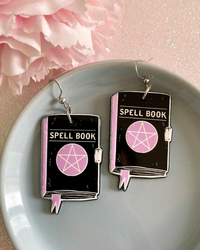 Boucles d&#039;oreilles grimoires de sorcière, avec motifs pentacles 