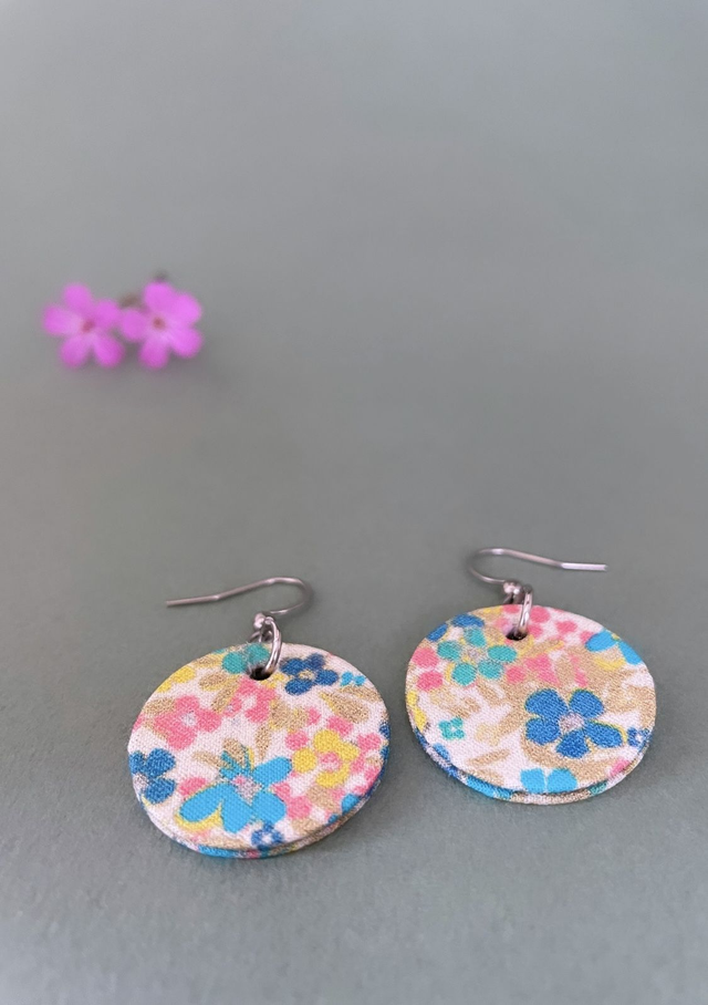 Boucles d'oreilles carton et tissu imprimé forme petites rondes, collection « pâquerette vintage » - tons blanc, rose, bleu, vert et doré. 